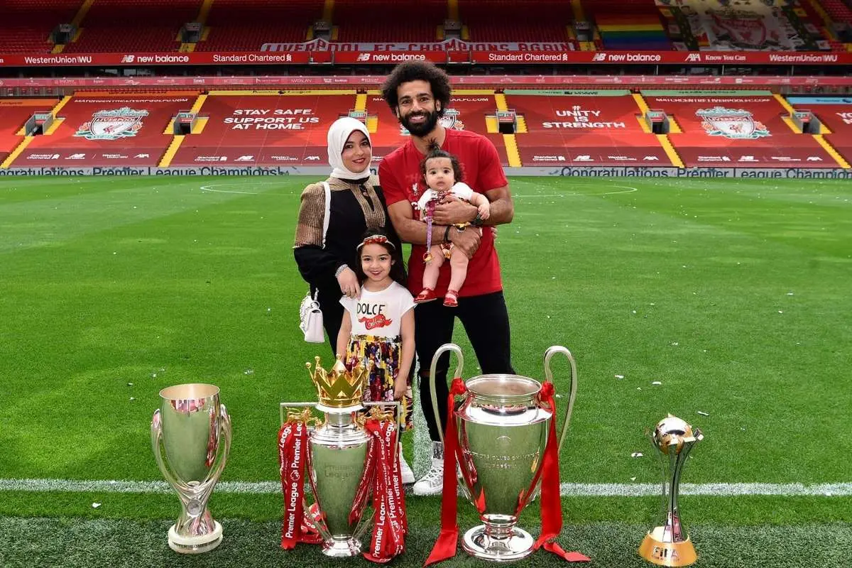 (تصویر) محمد صلاح با خانواده کنار جامهای قهرمانی