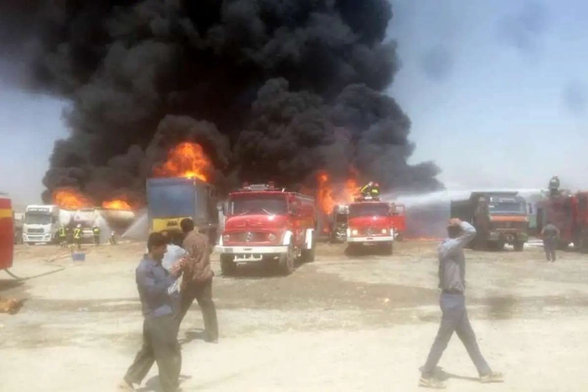 (ویدئو) آتش سوزی گسترده در شهرک "دولت‌آباد" کرمانشاه