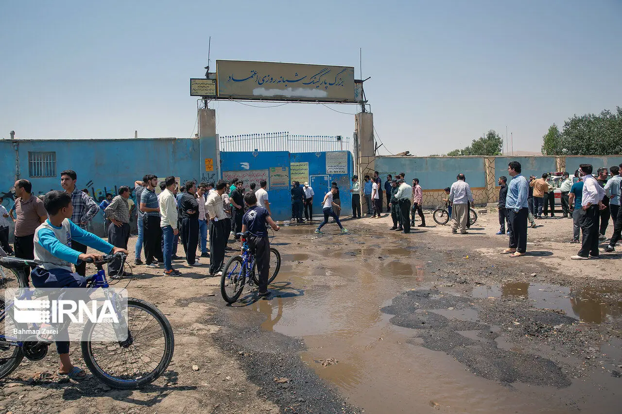 (تصاویر) آتش سوزی در پارکینگ خودروهای سنگین