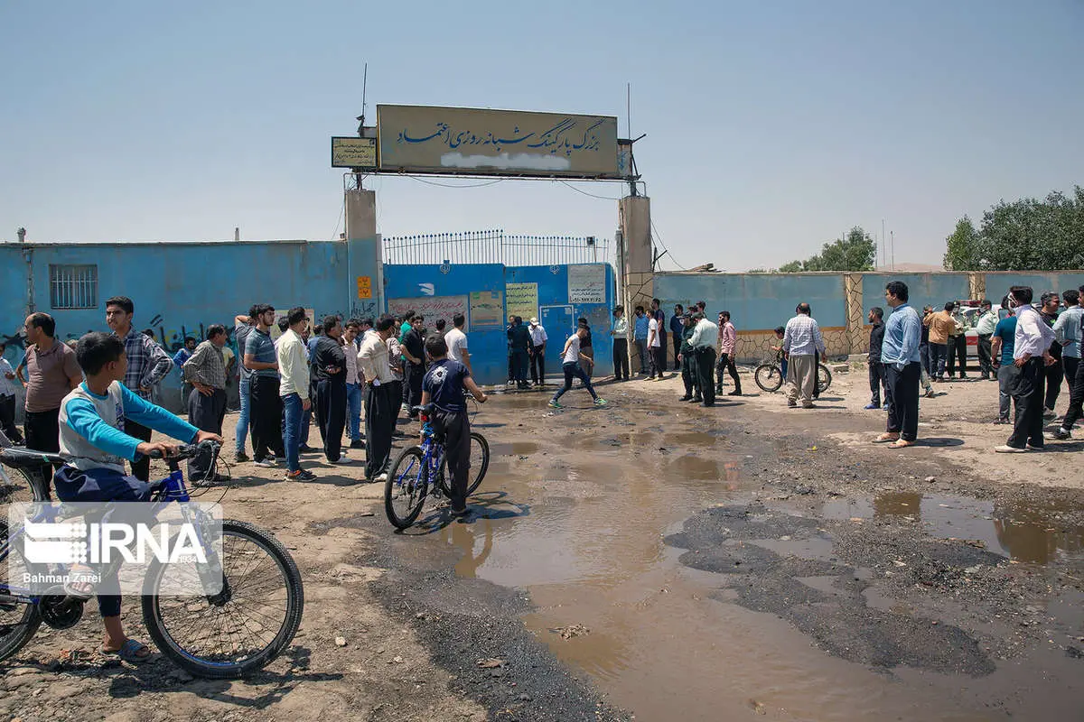(تصاویر) آتش سوزی در پارکینگ خودروهای سنگین