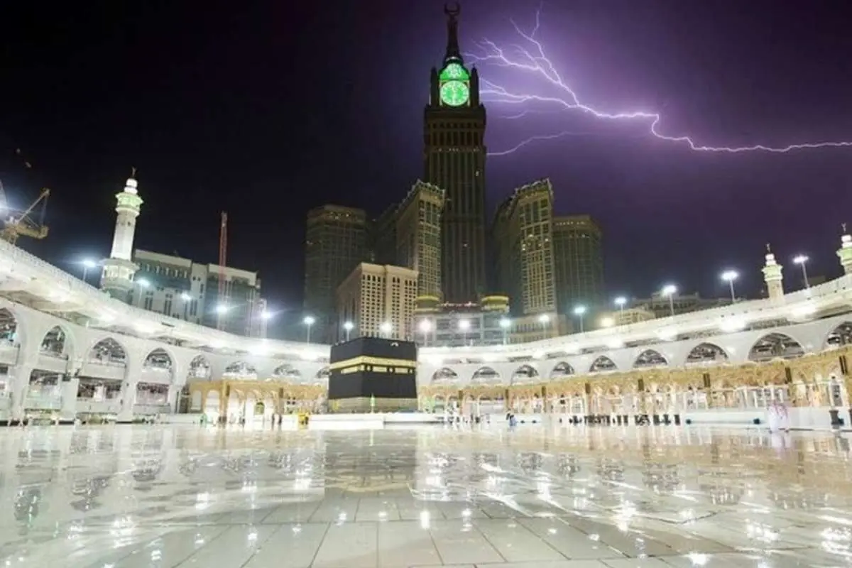 پرده کعبه زیر باران عوض شد