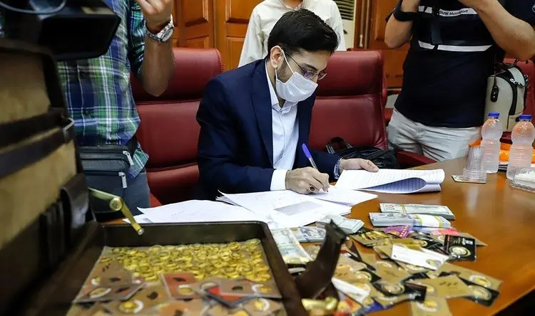 (تصاویر) رونمایی از "کیف جادویی" در دادگاه اسدبیگی و دوستان!