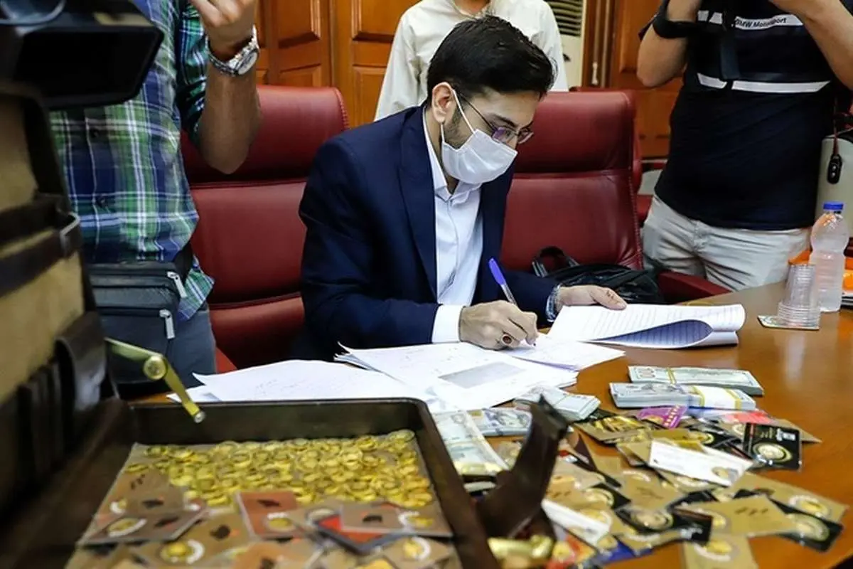 (تصاویر) رونمایی از "کیف جادویی" در دادگاه اسدبیگی و دوستان!