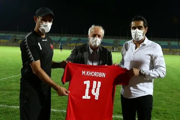(عکس) اهدای پیراهن پرسپولیس به یک اسطوره