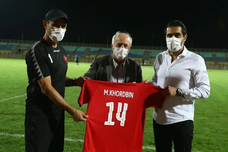 (عکس) اهدای پیراهن پرسپولیس به یک اسطوره
