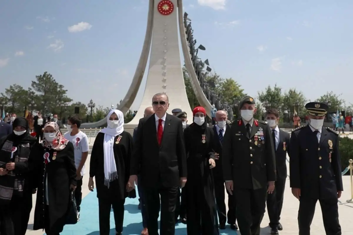(تصاویر) دسته گل اردوغان در سالگرد کودتای ۱۵ جولای