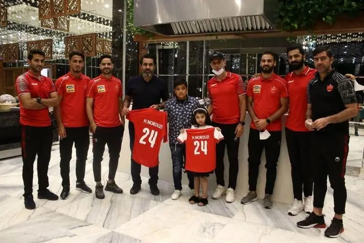 (عکس) پیراهن پرسپولیس برای یادگارهای هادی
