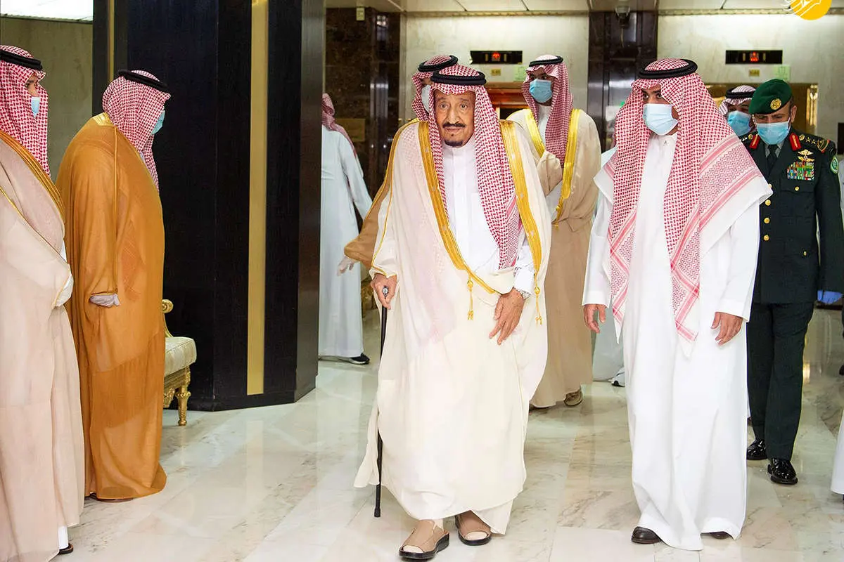 (تصاویر) پادشاه عربستان از بیمارستان مرخص شد