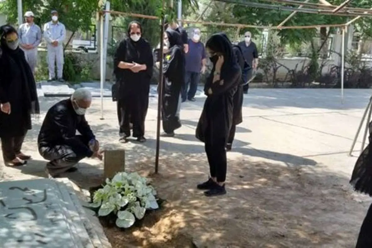 (تصاویر) خسرو سینایی در کنار محمدعلی کشاورز آرام گرفت