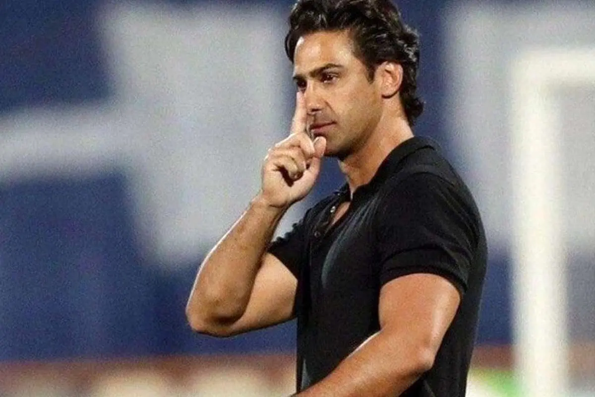 (عکس) چرا فرهاد مجیدی «هیس» نشان داد؟