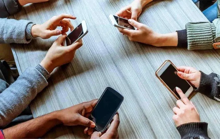 چرا نمی‌توانیم از تلفن‌های همراه خود دل بکنیم