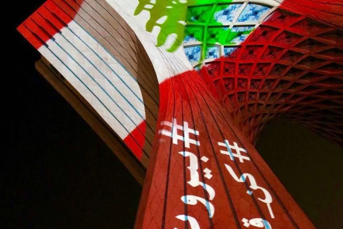 (تصاویر) برج آزادی به یاد انفجار بیروت