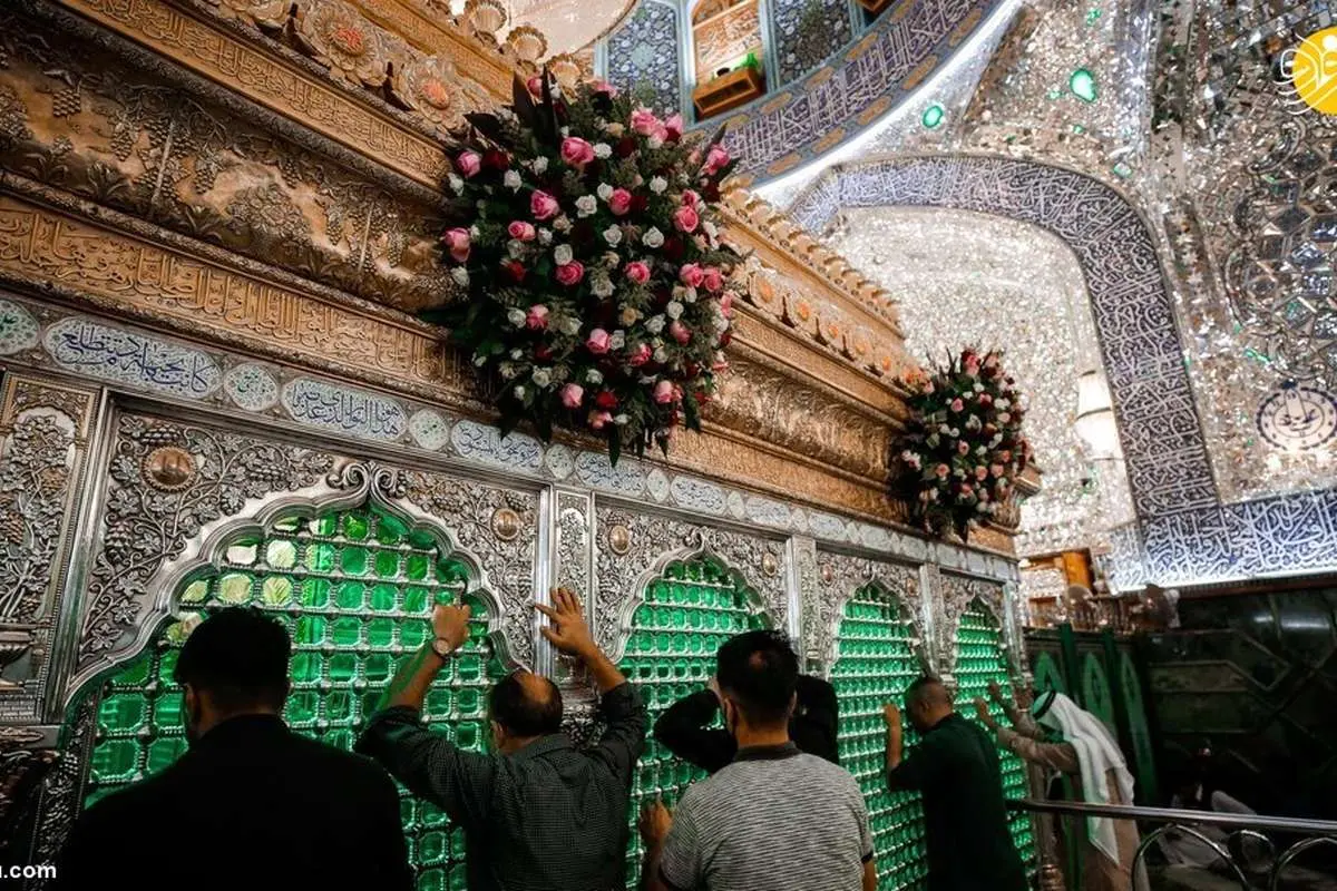 (تصاویر) گل آرایی حرم مطهر امام علی(ع)