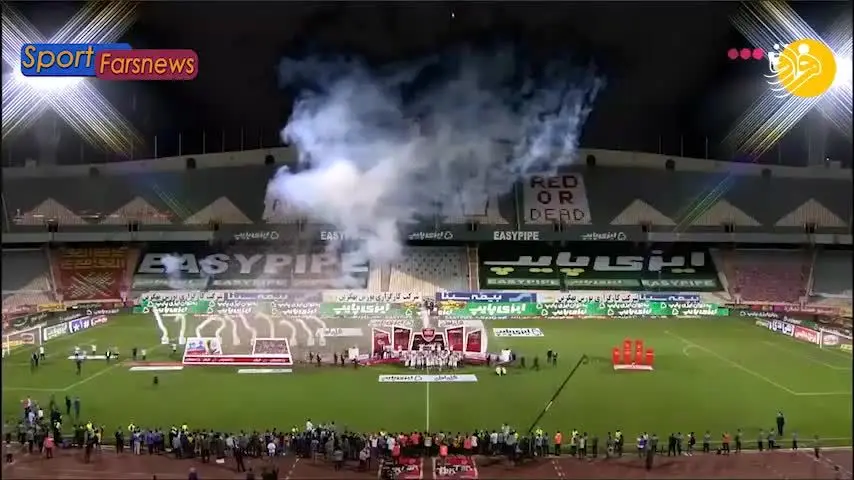 (ویدیو) بالا بردن جام قهرمانی توسط پرسپولیسی‌ها