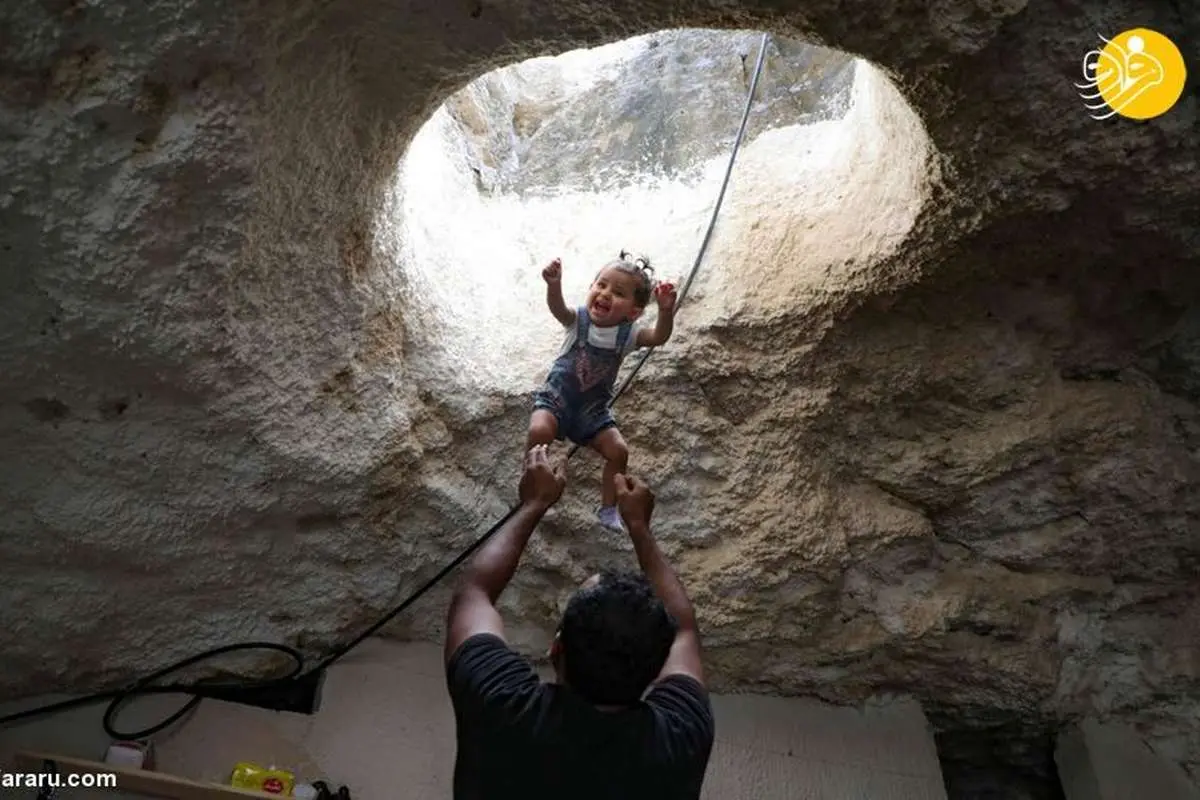 (تصاویر) زندگی خانواده فلسطینی در غار