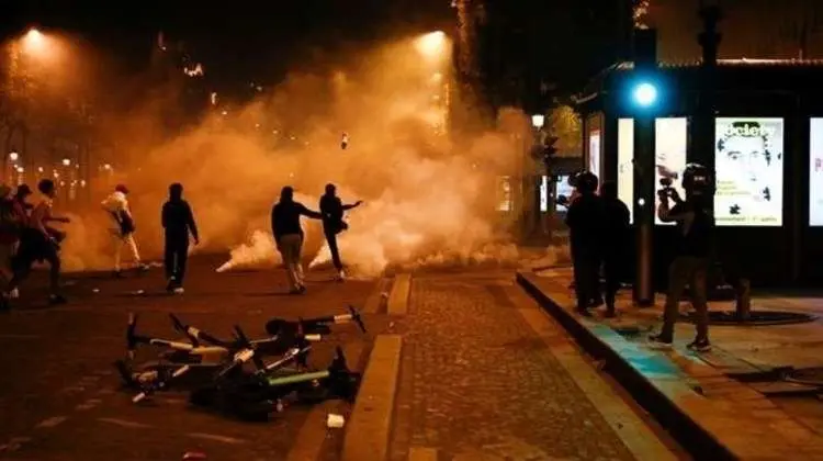 (عکس) اغتشاش هواداران پاریسنژرمن در پاریس در پی ناکامی PSG