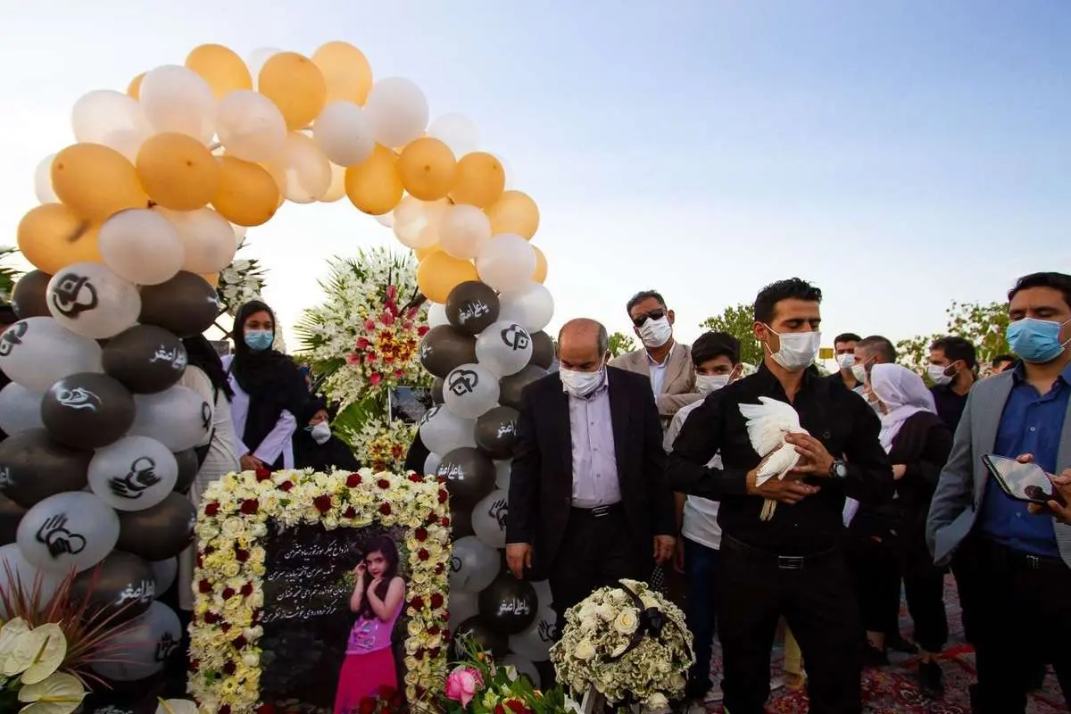 (تصاویر) تولد ویانا فرزند مدافعان سلامت بر سر مزارش