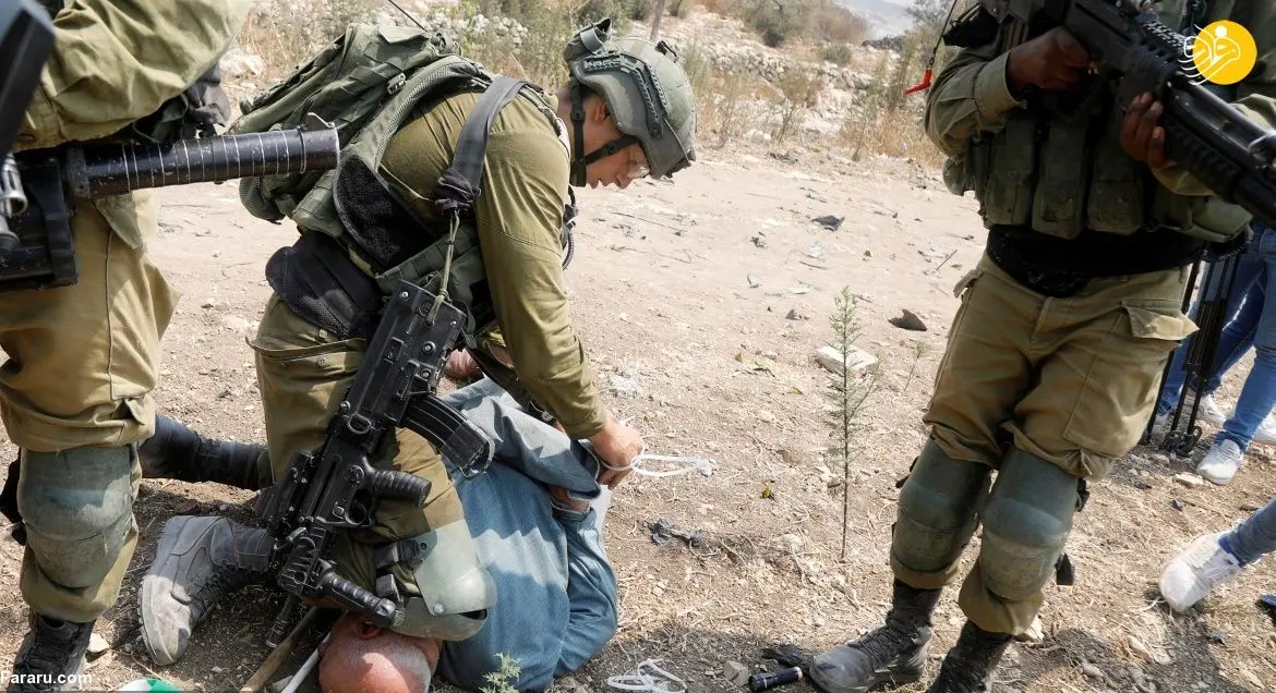 (تصاویر) پای سرباز اسرائیلی روی گردن پیرمرد فلسطینی!