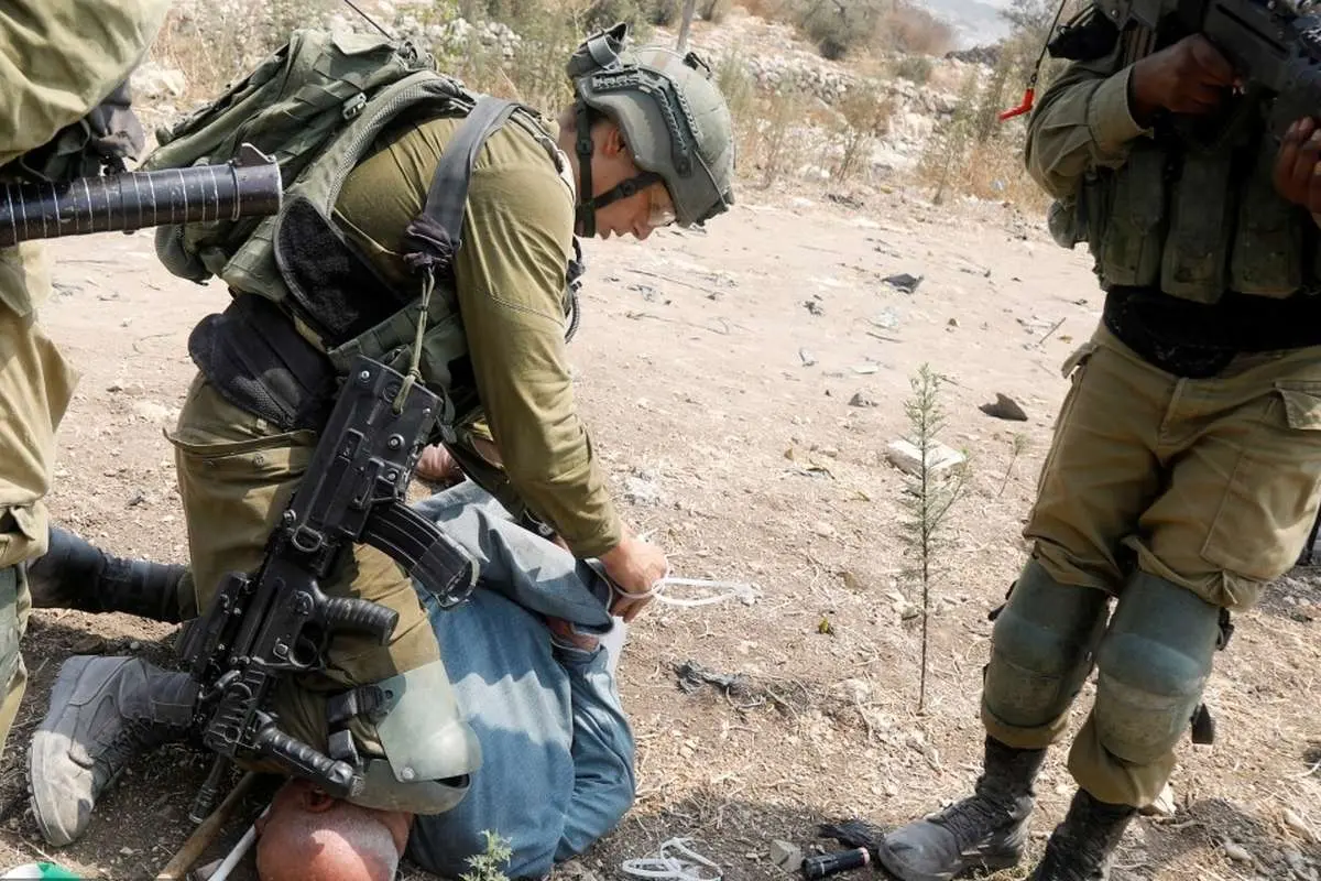 (تصاویر) پای سرباز اسرائیلی روی گردن پیرمرد فلسطینی!
