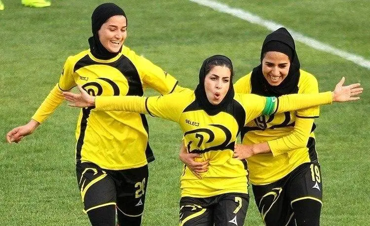 (عکس) تنها فوتبالیست زنی که پزشکی می‌خواند