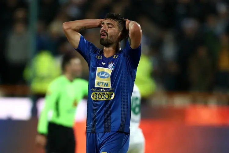 مدافع استقلال اخراج شد!