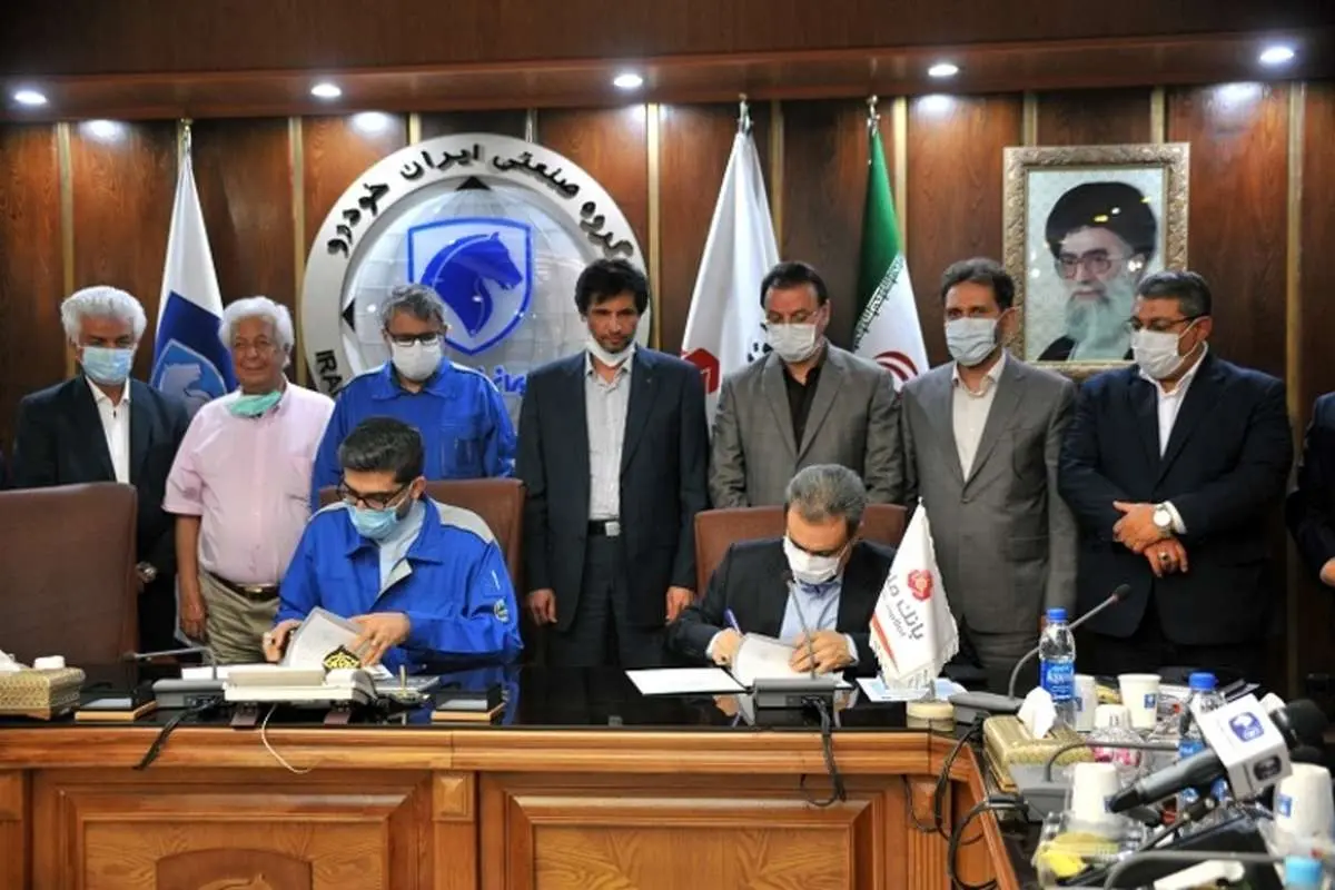 امضای تفاهم نامه ایران خودرو و بانک ملت