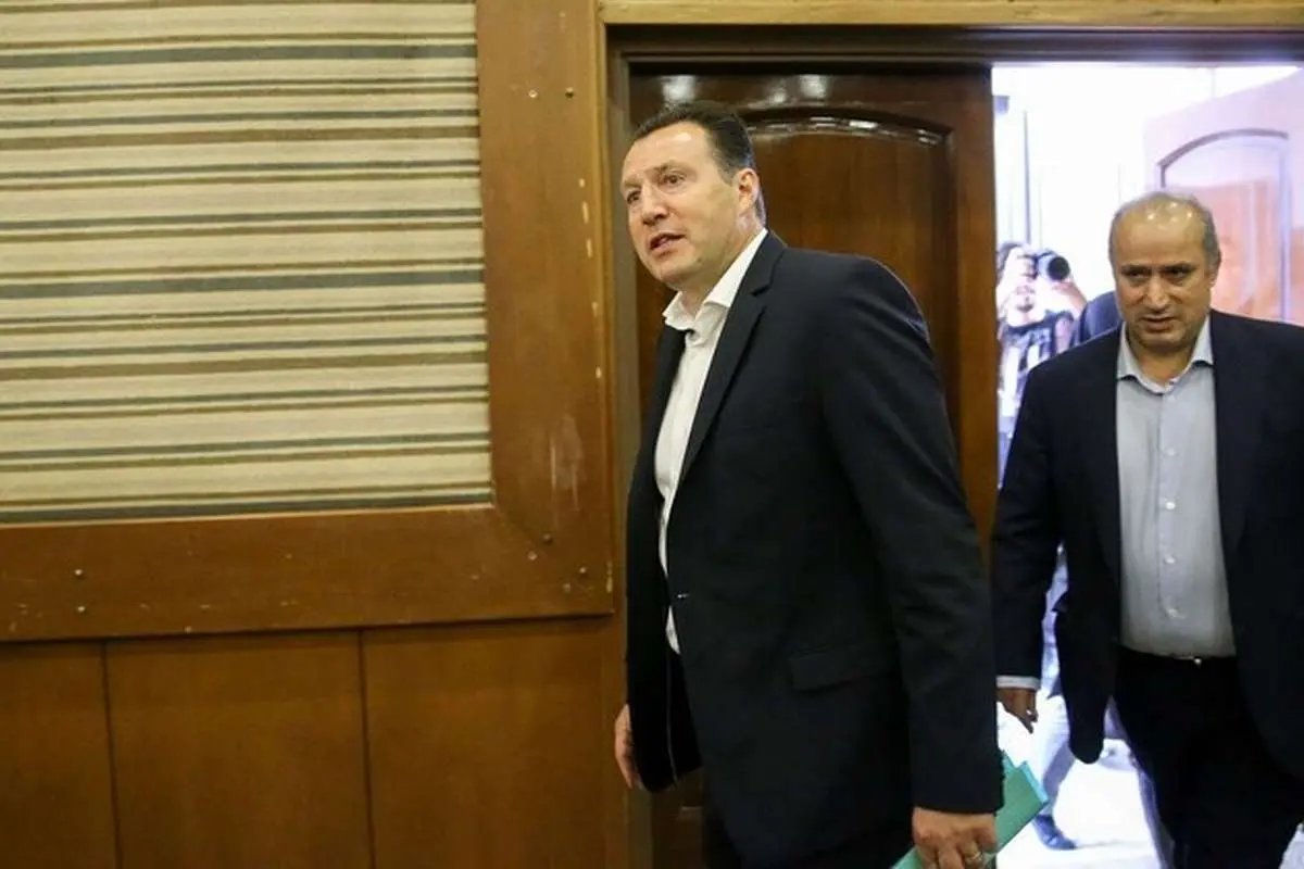 دستهای بالا مقابل نجیبزاده بلژیکی و همسر بیسوادش!