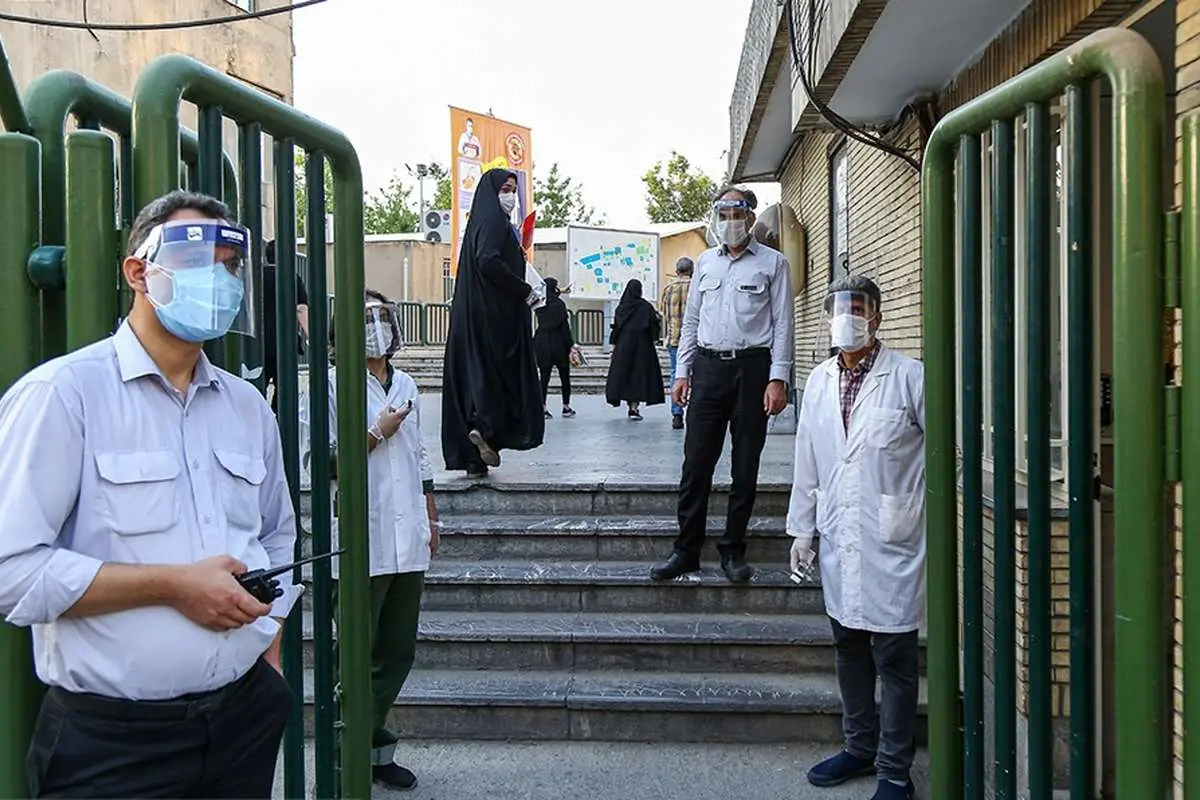 (تصاویر) حاشیههایی از کنکور سراسری ۹۹ در شرایط کرونایی