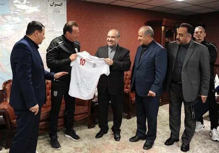 تاج و وزیر غرامت ویلموتس را بدهند!