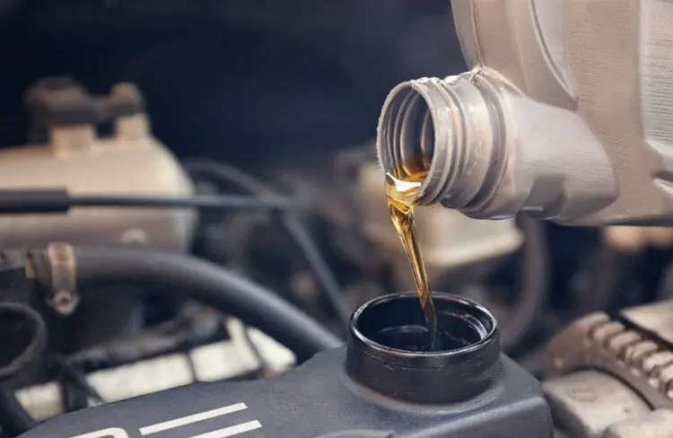 بهترین زمان تعویض روغن موتور خودرو را چطور حساب کنیم؟