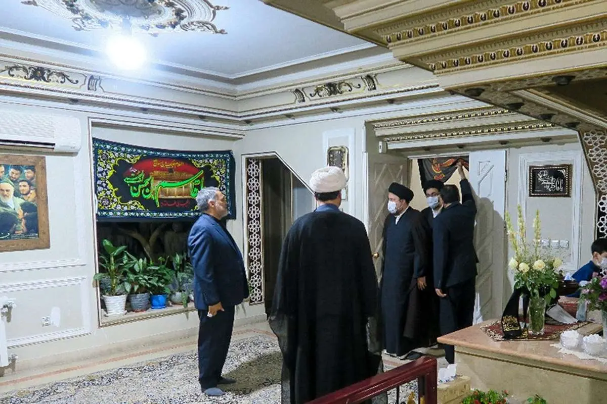 (تصاویر) حضور یادگاران امام در منزل مرحوم محمد عرب