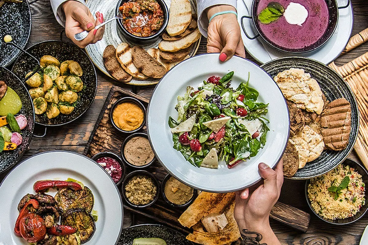 این غذاها اگر دو بار گرم شوند شما را مسموم میکنند