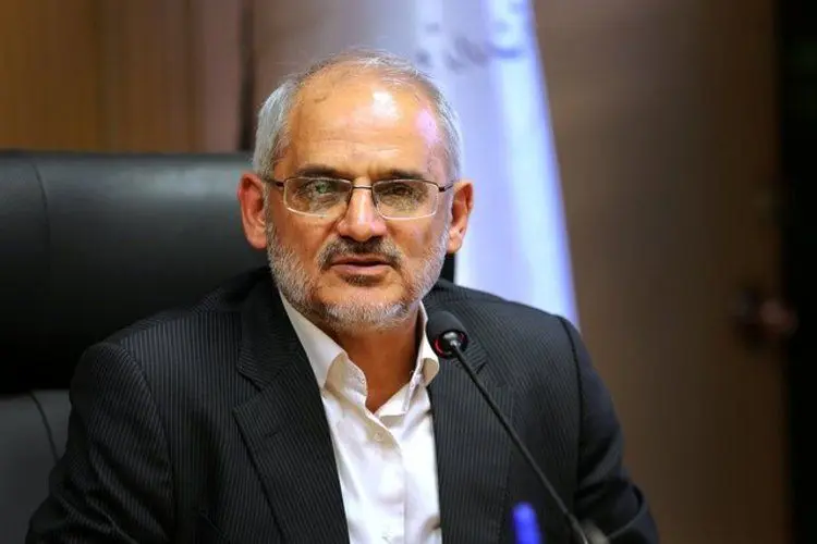عذرخواهی وزیر در پی حذف دختران از جلد کتاب ریاضی