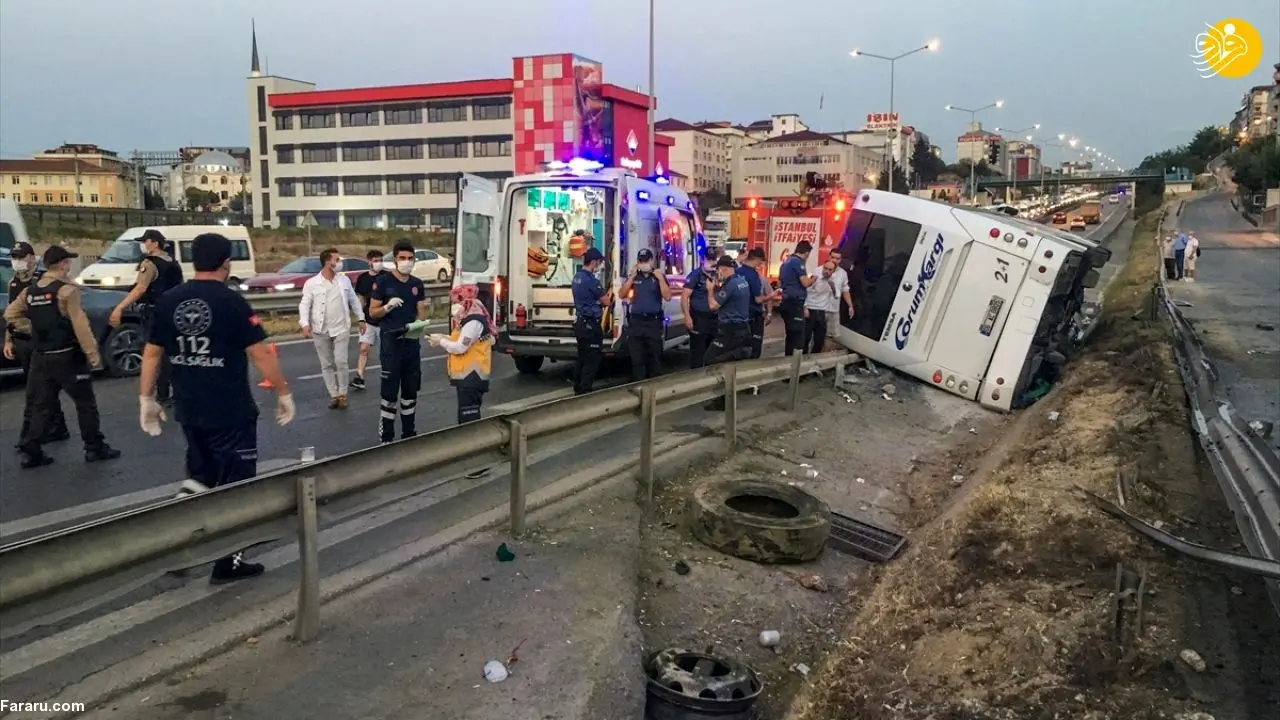 (تصاویر) واژگونی اتوبوس مسافربری در استانبول