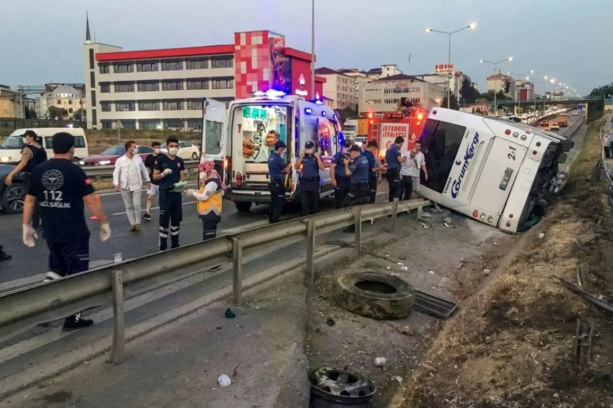 (تصاویر) واژگونی اتوبوس مسافربری در استانبول