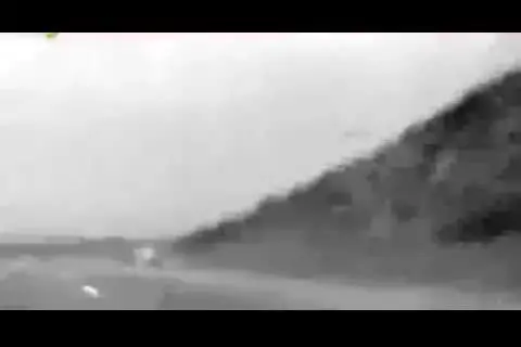 (ویدئو) لحظه وحشتناک واژگونی پراید در شانه خاکی جاده