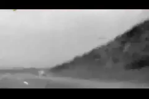 (ویدئو) لحظه وحشتناک واژگونی پراید در شانه خاکی جاده