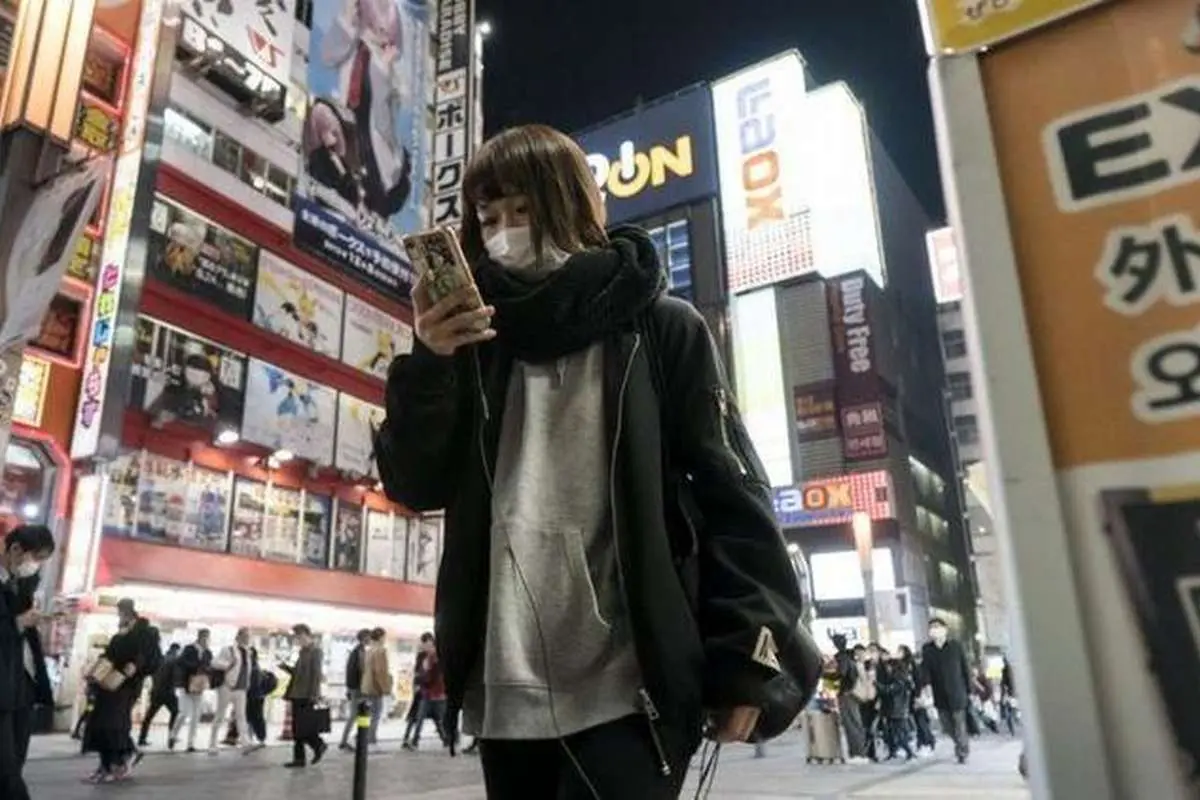 شهری در ژاپن که راه رفتن با تلفن را ممنوع کرد