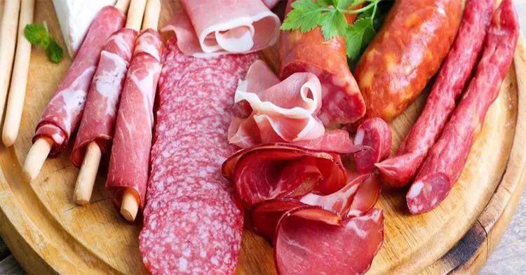 مردم به جای مرغ و گوشت، کالباس ارزان قیمت می‌خورند!
