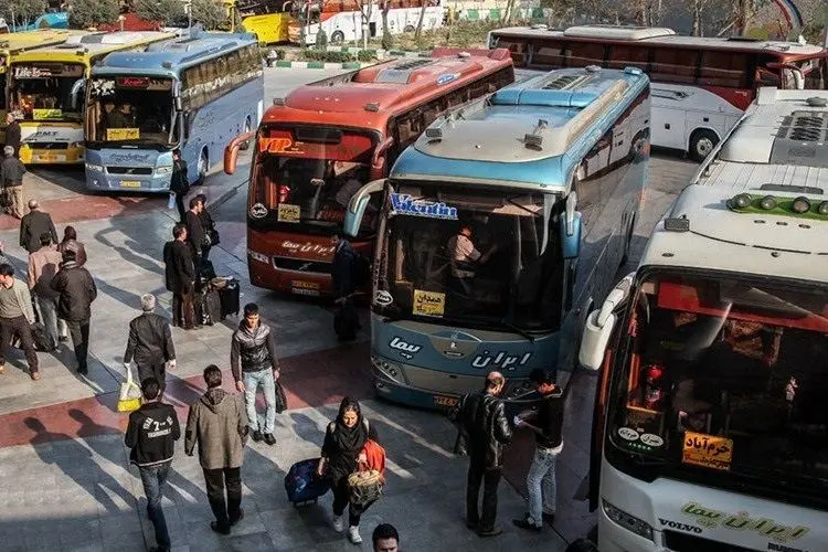 دور زدن کرونا؛ حمله صد‌ها گردشگر به شمال با ۵۰ مینی‌بوس!
