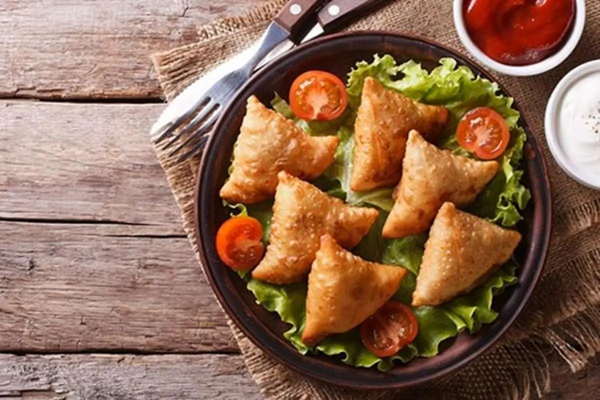 طرز تهیه سمبوسه مرغ و قارچ خوشمزه+ طرز پیچیدن نان سمبوسه مثلثی