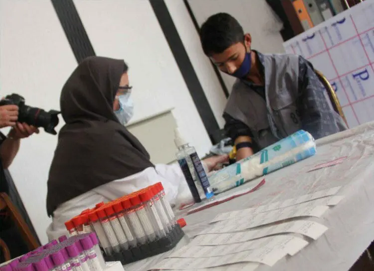 کودکان کار تهرانی تست کرونا می‌دهند