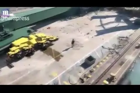 (ویدئو) لحظه در هم شکستن و سقوط جرثقیل ۵۵ متری