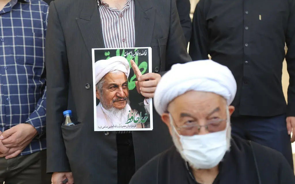 (تصاویر) فاتحه خوانی برای آیت الله صانعی