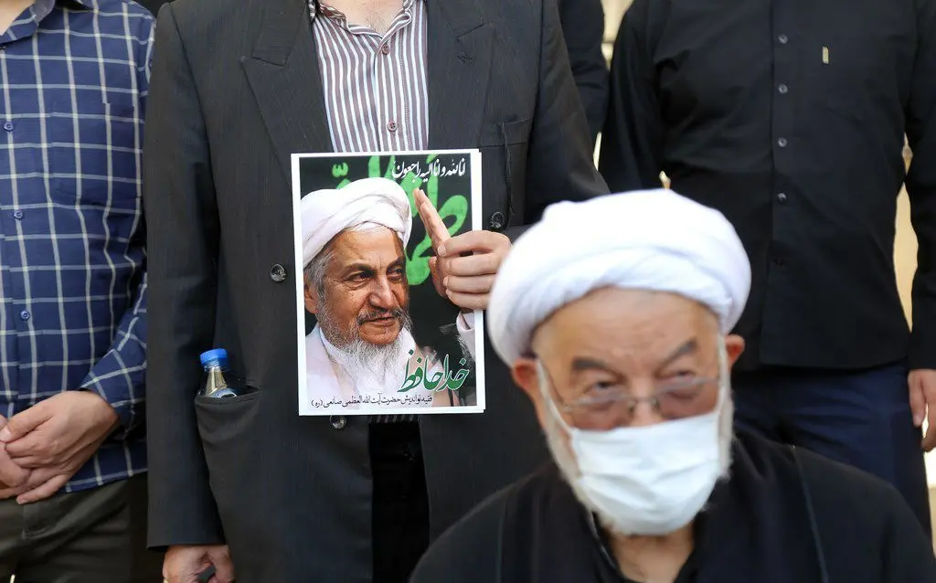 (تصاویر) فاتحه خوانی برای آیت الله صانعی