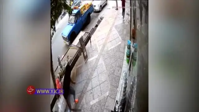 (ویدیو) حمله وحشیانه با قمه به یک مغازه‌دار در صباشهر