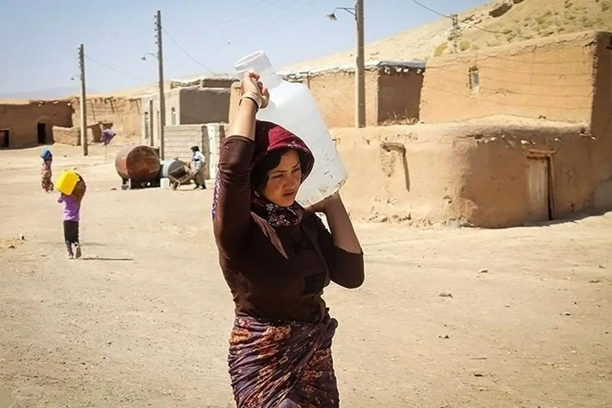دختران دبههای آب