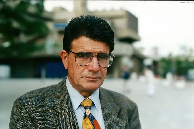 پیکر شجریان در طوس به خاک سپرده می‌شود