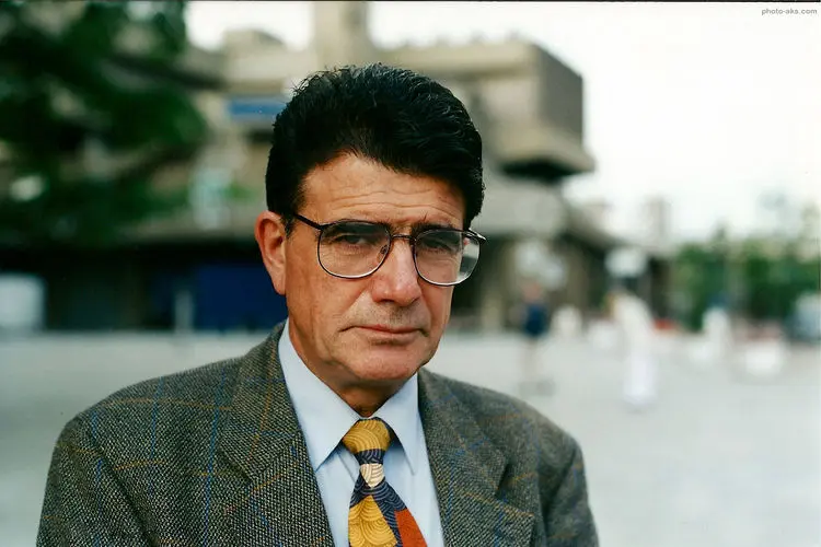 پیکر شجریان در طوس به خاک سپرده می‌شود