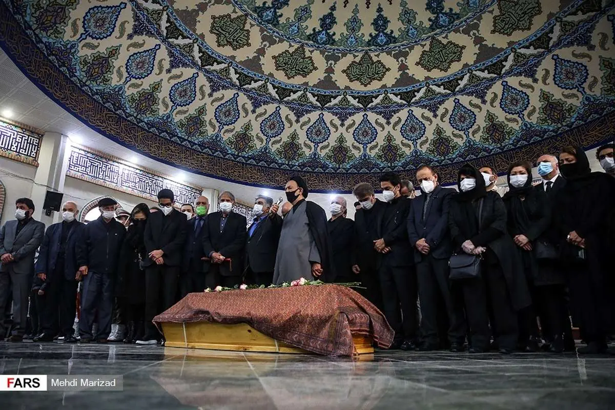 (تصاویر) چهرههای آشنا در مراسم بدرقه استاد شجریان